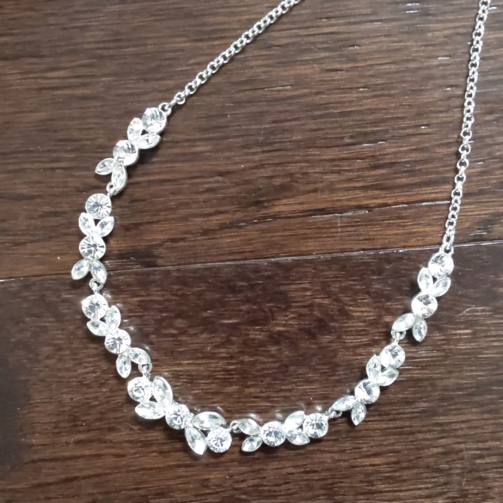 Like new silver rhinestone necklace